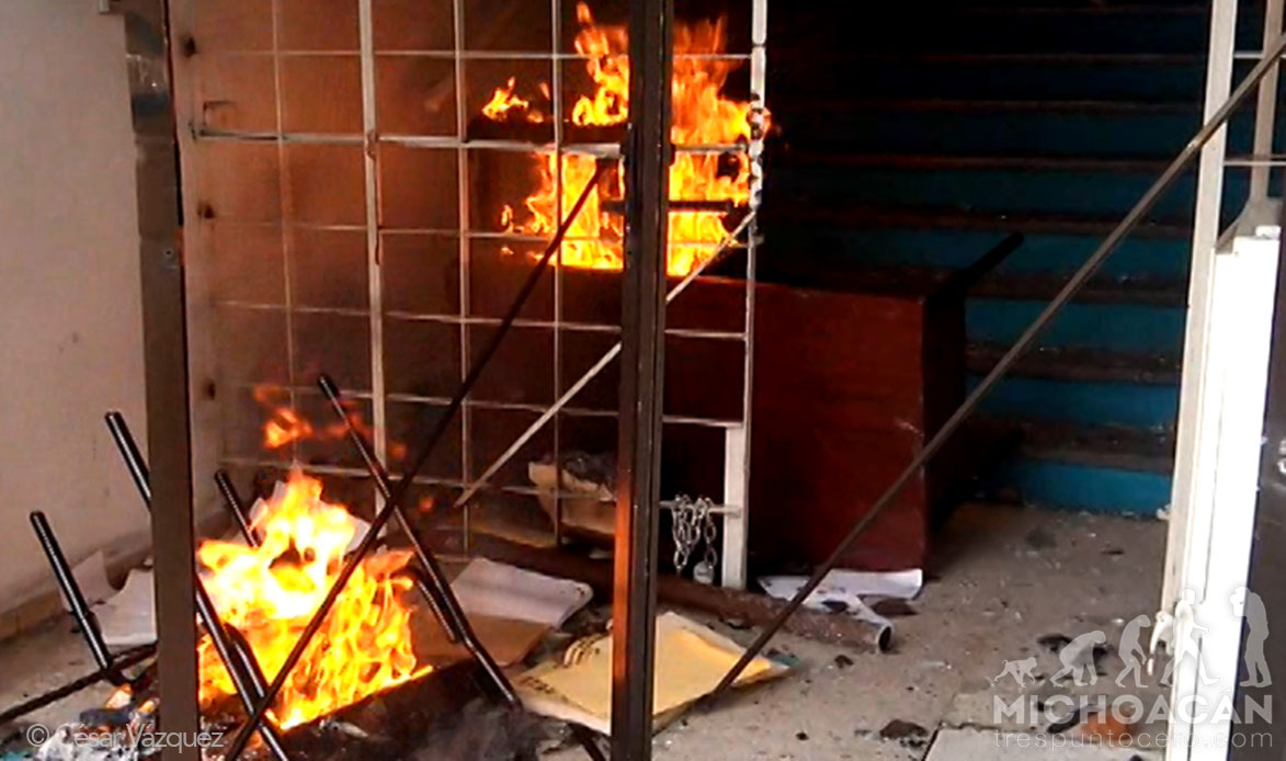 normalistas atacan pan 14