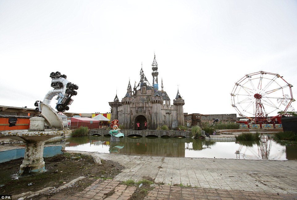 2B859EAA00000578-3204653-A_run_down_castle_which_forms_part_of_Dismaland_Bemusement_Park_-a-41_1440076221774