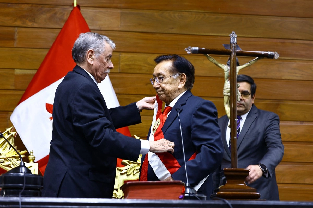 Congreso de Perú designa a José María Balcázar como presidente interino tras destituir a Jerí